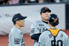 "안 되는 팀은 이래저래 일이 생겨" 실책쇼에 한화 '8연패→9위 추락'... 류현진은 10G 연속 무승 [수원 현장]