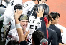 "150타점은 했을텐데..." 아홉수 끝낸 '삼진 1위' 힐리어드, 막판 스퍼트에 KT 1위 달렸다