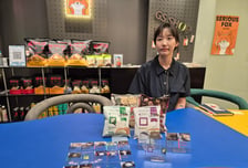 빵 속 책갈피로 하루 매출 1억…품절대란 '민음사빵' 만든 이 사람