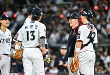 '1위팀 감독의 품격' 900경기 대기록 예우, 직접 마운드 찾아 '교체' 물었다 [수원 현장]