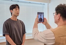 사람은 3배줌, 음식은 백열등에서…폴드8울트라의 인생샷 비결은