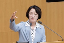 여의도와 다른 '광교 신고식'…추미애 "도의회, 함께 머리 맞대자"