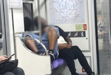 "남의 나라 지하철서…" 노약자석에 두발 올리고 꿀잠 잔 외국인