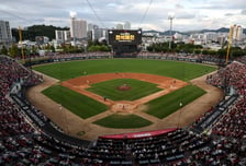 '김도영 40홈런 직접 보자' 평일에도 챔필이 꽉 찼다! KIA 시즌 30번째 매진, 2024년 우승 시즌과 벌써 동률 [광주 현장]