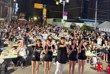 KT는 광주에 있는데 수원 골목에 300명 팬 모였다! 원정날 펼쳐진 송죽동 야장... 위즈 패밀리로 하나됐다
