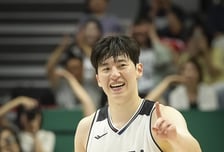 이정현 27점 폭발, 마줄스 감독도 이현중도 활짝... "슛뿐 아니라 모든 걸 잘했다"