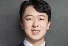 신라면 들고 웨딩사진…농심 오너 3세 신상열 부사장, 13일 결혼