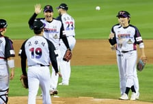 [한번에쓱]1점차 리드 짜릿하게 승리지켜낸 고우석,  '140세이브 볼, 선물이야!' 신민재
