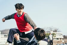'포핸즈' 이준영, 송강과 육탄전...멱살잡고 주먹 불끈