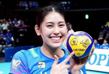 '181cm 8등신' 日 배구 국대, 코트 밖에서도 '시선 강탈'... 축구 경기 직관에 "유니폼 핏 대박+비주얼 스파이크" 난리