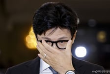 "최 의원 조를게, 송영길은 여우"…한동훈이 공개한 '신약 로비' 문자