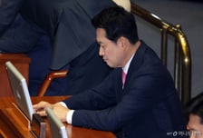 與, 김민석 연설에 "정권 용비어천가" 맹공…장동혁 "개헌보다 민생"