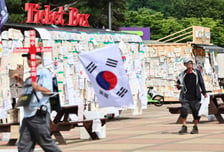'개표소 시위'서 경찰에 침 뱉은 여성...징역 2년 구형 vs 양극성장애, 선처를
