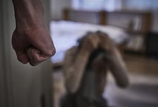 과거엔 아들이, 지금은 '남편'이 때린다