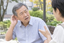 "뭐라고?" 자꾸 되묻는 어르신...고도 난청, 치매 위험 4.9배