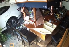 [영상]후진 중 식당 박살낸 SUV…수리비 1억인데 보험사가 내민 돈은