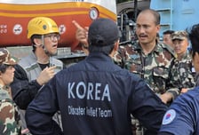 9명 실종자 못 찾았는데 수색 중단 수순...네팔 '재건·복구' 전환