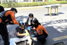 "몸이 먼저 반응"…퇴근하던 5년차 소방관, 도로 쓰러진 60대 구조