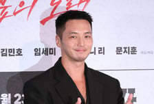 '타짜4' 변요한, 일본 여배우와 베드신…"모든 시간 투자해 노력"