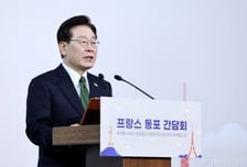 이 대통령 "제 임기, 헌법상 명확히 제한"…프랑스서 강조한 이유