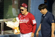 [포토] '200승 축하꽃다발 들고 귀가' 랜더스 이숭용 감독