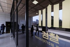 검찰, '석유화학제품 담합 의혹' OCI 대표 피의자 조사