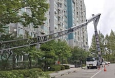 18층 아파트서 이삿짐 사다리 갑자기 '뚝'…차량 3대 날벼락