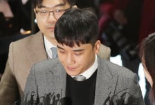 '특수폭행 피소' 승리 "술병 들었지만 안 휘둘러…목격자 진술 확보"