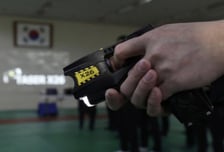 테이저건 보여달랬더니 실제 전극침 발사…중학생 다치게 한 경찰