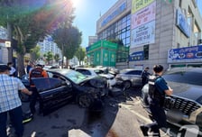 브레이크가 안 들었다?…80대 몰던 차 돌진, 주차장서 5대 '쾅쾅'