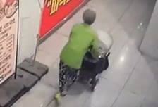 "계란 한 판씩 덜 주네" 배달원과 다퉜는데...CCTV 보고 깜짝, 범인은