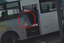 문연 채 출발한 버스…80대 떨어져 척추골절인데 "119 안 불러"