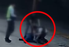"영업 방해" 순찰차 빼달라 했는데...패대기 치고 '뒷수갑' 채운 경찰