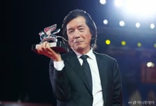 "조여정 꿈 샀더니 행운이"...이창동, 24년 만에 베니스 트로피