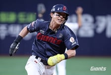 "아직 주전 아니다, 3년은 더 해야" 벌써 962이닝인데... 만년 백업의 독기가 롯데 유격수 고민 끝냈다