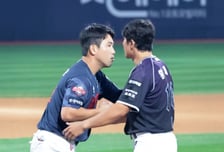 [포토]'전준우와 포옹하며 작별하는' 황재균