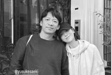 "사랑하는..." 송혜교, 일본 남성에 기대 '찰칵'