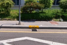 용인시, 비 오면 숨는 '빗물받이' 찾기 쉬워진다…위치표시판 설치