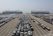 중국 수출 폭주에 '자동차 운반선' 동났다..車 150만대가 컨테이너로
