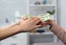 돈 있는데도 안 갚았나...30만원 꿔간 친구, 25만원 보내더니 "실수"