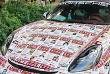 포르쉐 뒤덮은 아이 사진들..."기적 일어났다" 20대 차주 사연 '훈훈'