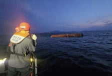 통영 앞바다서 7명 탄 어선 전복…70대 선주 사망