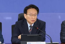 與 "토허제 실거주 유예, 내년까지 연장 제안"