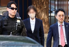 '김승원 신약 청탁 의혹' 브로커 재판 10분만에 끝나…'묵묵부답' 출석