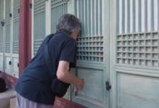 경복궁 창호지에 손가락 '쑥'..."여기저기 구멍 숭숭" 민폐 관광객