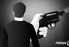 처음 본 딸뻘 여성에 "뽀뽀해줘"...거절하자 얼굴에 '가스총 8발'