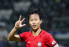 "엄지성 전반 해트트릭" 한국, 카타르 4대1 완파…AG 4연패 시동
