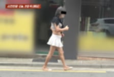 배꼽티·짧은 치마에 수염이?...이른 아침 '여장남자'에 깜짝