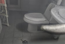 부풀어 오른 중국제 보조배터리 '펑'...까맣게 뒤덮인 화장실