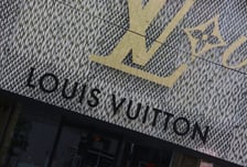 "명품 대신 작은 사치"...LVMH 제치고 시총 1위 찍은 회사